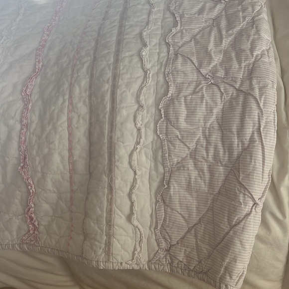 Pink and White Ruffled Quilt - Picture 4 of 7